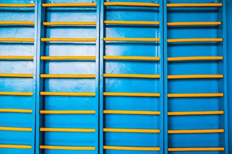 10-3-Fysiotherapeutische interventie tijdens gymles helpt bij voorovergebogen houding_350961830 10-3-Fysiotherapeutische interventie tijdens gymles helpt bij voorovergebogen houding_350961830
