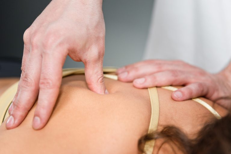 11-01-Wat werkt beter bij trigger points druk met de duim of dry needling_414273466 11-01-Wat werkt beter bij trigger points druk met de duim of dry needling_414273466