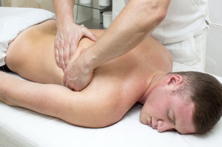 11-06-Complimenten voor de fysiotherapeut die massage een plaats binnen zijn behandeling geeft_346471454 11-06-Complimenten voor de fysiotherapeut die massage een plaats binnen zijn behandeling geeft_346471454