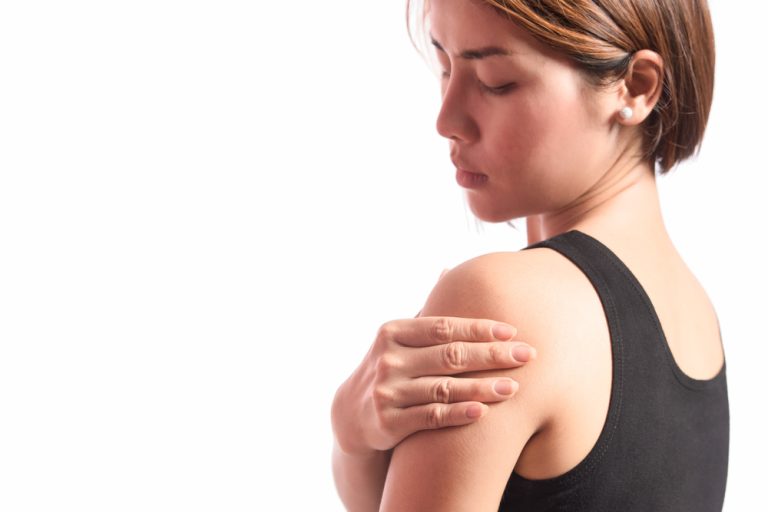 11-19-Vroege isometrische krachttraining na rotatorcuffoperatie vermindert pijn en verbetert functie_759061195 Dame met hand om haar linker pijnlijke schouder.