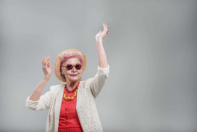 12-03-Hoe zet je bewegingsimprovisatie in voor Parkinson patiënten_594164408 Oude vrouw danst een bewegingsimprovisatie op muziek.
