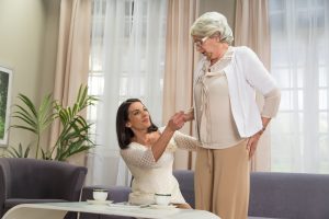 Oude dame met laterale heuppijn bespreekt haar zorgen met dochter.