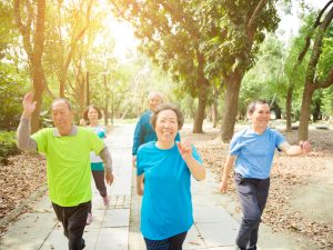 Ouderen in stevig wandeltempo. Krachttraining helpt hun daarbij.