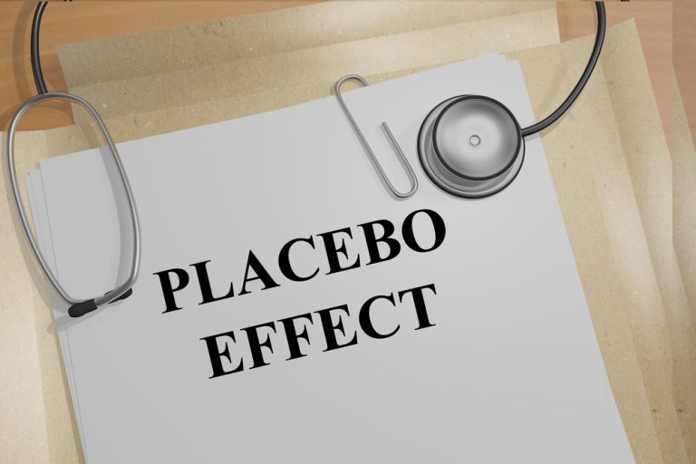 12-07-Meer bewuste aandacht voor het placebo-effect zorgt voor beter behandelresultaat_415104436 Dossier op de tafel bij de dokter met daarop de tekst 'Placebo effect'.