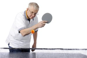 Oude man doet tafeltennis en motorische analogieën helpen hem daarbij.