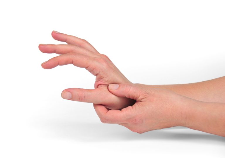 12-10-Vooral verbetering bij duimartrose in eerste zes weken fysiotherapie_67989550 Hand omvat een pijnlijk duim op basis van artrose.