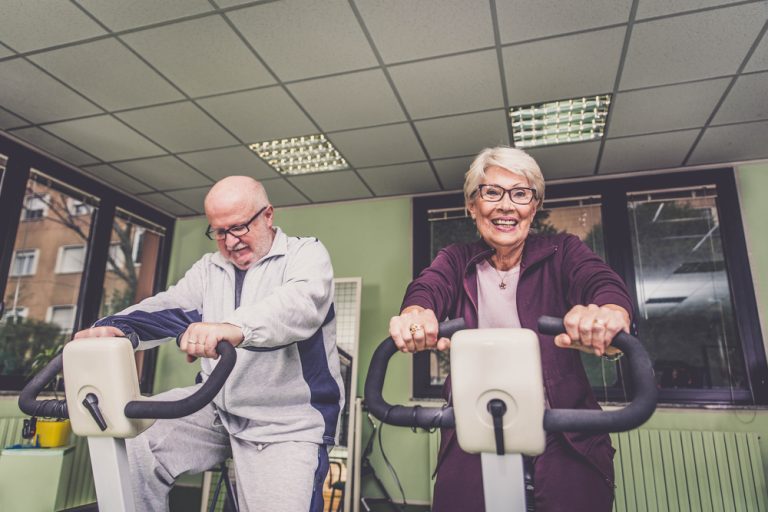 12-11-HIIT lijkt gunstig voor metabole gezondheid van ouderen_627213407 Oudere man en vrouw bezig met HIIT training.
