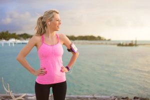 Jonge dame verhoogt haar stressbestendigheid door te sporten.