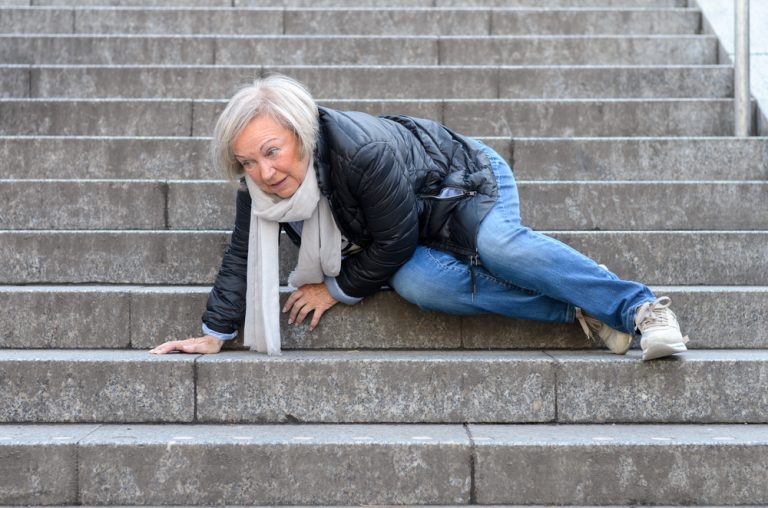 Oudere vrouw gevallen op trap Oudere vrouw gevallen op trap