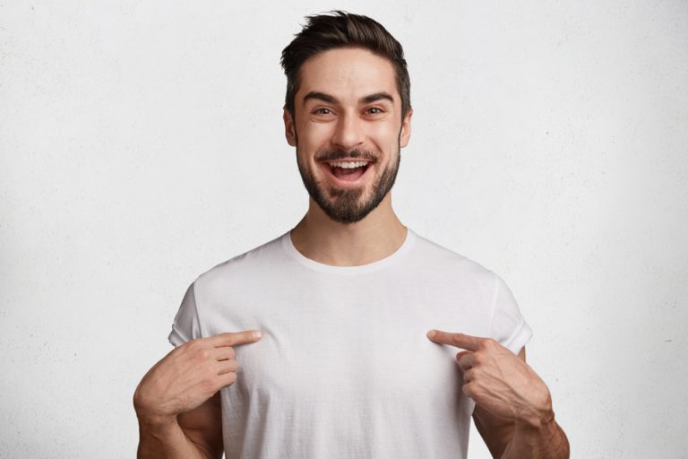 12-13-Aandacht voor lichaamssensaties vermindert overmatige symptoomrapportage_776211382 Vrolijke man die een goed lichaamsbewustzijn heeft.