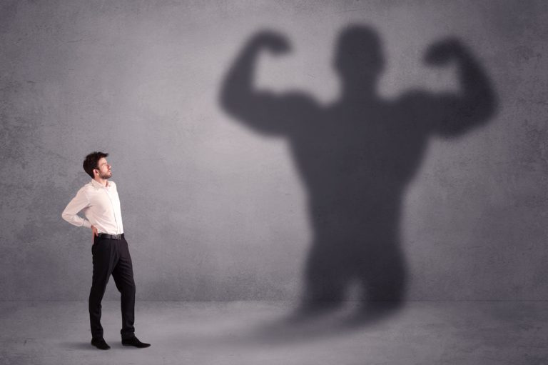12-13-Fantaseren over het positieve gevoel van het behalen van een doel zet aan tot meer bewegen_635178014 Man voelt zich goed als het zich verbeeld zich hoe gespierd hij zal worden.