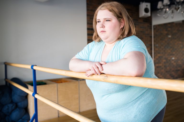 12-13-Onbewuste overtuiging over inactiviteit voorspelt fysieke activiteit bij obesitas_1064352545 Obese dame die op onbewust niveau niet overtuigend is van de waarde van bewegen.