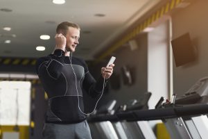 Jonge man traint met muziek op en heeft daardoor minder last van pijn.