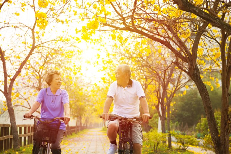 12-15-Welke voorkeuren hebben ouderen ten aanzien van sporten_260918054 Twee sportieve ouderen tijdens een fietstochtje door de natuur.