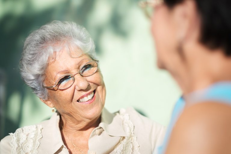 12-16-Optimisme en tevredenheid verkleinen kans op depressie en angst bij pulmonaire hypertensie_106187045 Opgewekte en optimistische dame in gesprek.
