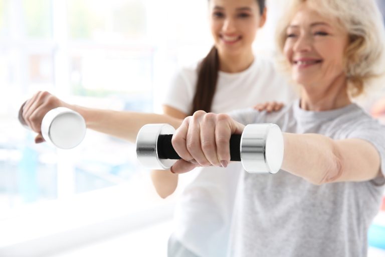 12-17-Fysieke training gecombineerd met cognitieve gedragstherapie lijkt weinig meerwaarde te hebben dan de interventies apart-shutterstock_695046541 Patiënt bij de fysiotherapeut bezig met fysieke training.