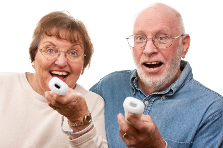 12-17-Nintendo Wii Fit Plus veilig toepasbaar bij kwetsbare ouderen voor verbeteren van balans en looppatroon_120981811 Twee ouderen die aan het exergamen zijn.