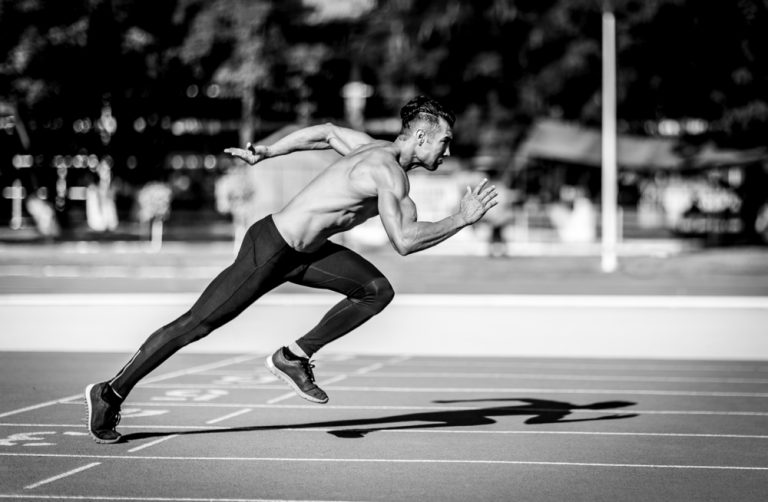 12-18-Genetische verschillen tussen topatleten en recreatieve lopers_417160120 Topatleet doet een snelle start op de atletiekbaan.