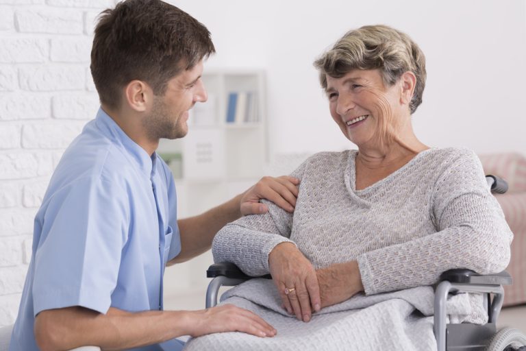 12-18-Posttraumatische stressstoornis beïnvloedt respiratoire symptomen_613941941 Oudere dame met PTSS krijgt ademhalingsoefeningen van haar fysiotherapeut.