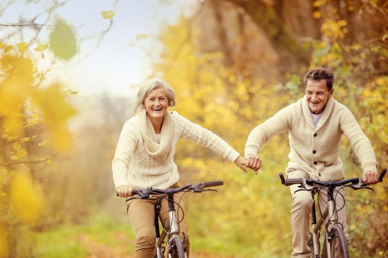 12-19-Ouderen blijven vooral fysiek actief als ze een hoge eigen-effectiviteit hebben_234035923 Twee opgewekte en zelfverzekerde ouderen sportief buiten aan het fietsen.