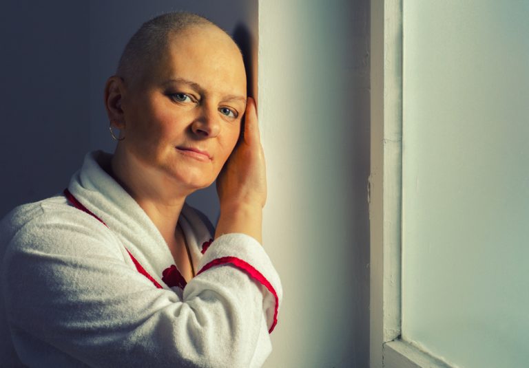 12-2-Hoe zet je dansante fysiotherapie in bij laag belastbare patiënten_172405262 Patiënte met kanker gaat straks naar een rustige dansklas om plezier en conditie op te doen.