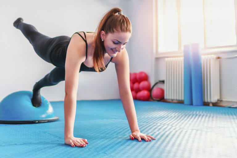 12-2-Pilates maakt de patiënt niet alleen fysiek- maar ook mentaal gezonder_616309250 Vrouw doet pilates oefeningen en blijft daardoor zowel fysiek- als mentaal in goede conditie.