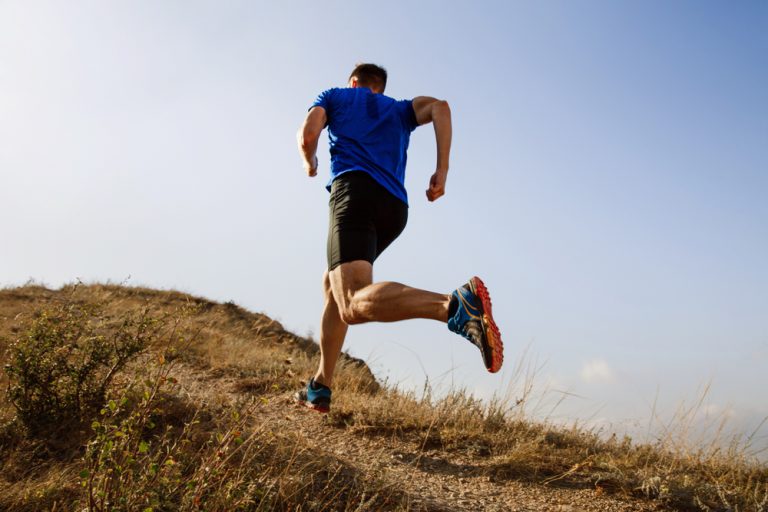 13-01-Heuveltraining als je de patiënt echt sterk wilt krijgen_1151061857 Hardloper versterkt zijn benen via heuveltraining.