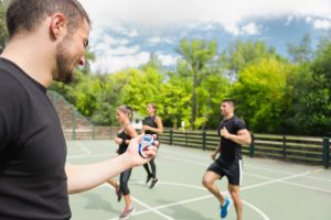 Trainer motiveert zijn hardlopers om vol te houden.