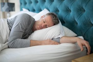Tevrede man verzonken in een diepe slaap.