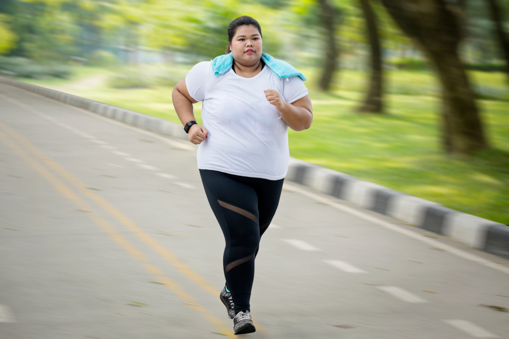 Obese dame aan het hardlopen op straat.