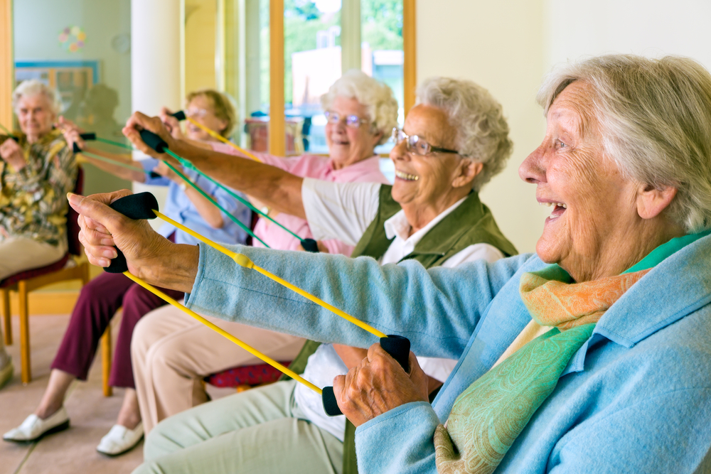 Gezellige oefengroep met oudere dames die gemotiveerd meedoen.