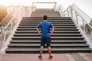 Hardloper die buiten vervangende trainingsarbeid doet bij een trap.