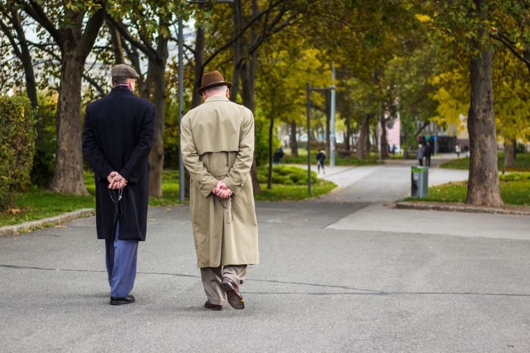 13-13-Wandelen een eenvoudige manier om hart en vaatziekten te voorkomen_697733656 Twee heren wandelen dagelijks voor de conditie een rondje in het park.