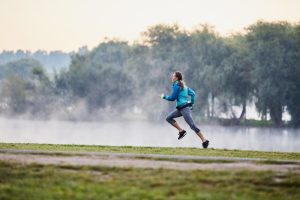 Hardloopster met zuinige looptechniek door goede rompstabiliteit.