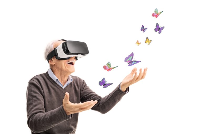 13-15-Valpreventie door exergamen onder begeleiding van fysiotherapeut_385034665 Oude man met exergame op heeft plezier.