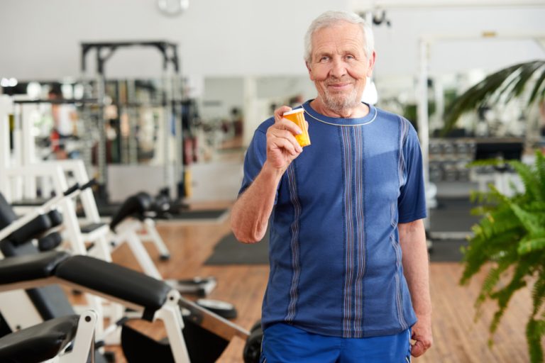 13-16-Beweeginterventies versus bloeddrukverlagers_1395949361 Blije oudere man die de bloeddrukverlagers laat zien die hij door sport nu minder nodig heeft.