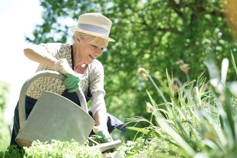 13-16-Heeft vroege acceptatie van pijn invloed op uitkomsten behandeling_634421891 Vrouw die haar pijn goed weet te accepteren en in de tuin aan het werk is.