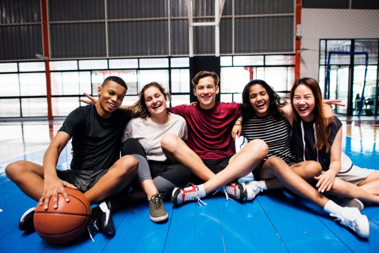 13-16-Minder psychosomatische klachten bij adolescenten die zichzelf fysiek fit en actief vinden_1051707791 Sportieve groep adolescenten gezellig bij elkaar.