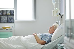 Bedlegerige patiënte in ziekenhuis die nog geen instructie om te bewegen heeft gehad.