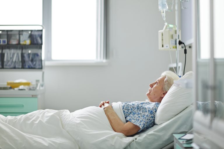 13-17-Fysiotherapeutisch advies om fysiek actief te blijven tijdens een ziekenhuisopname helpt_479848288 Bedlegerige patiënte in ziekenhuis die nog geen instructie om te bewegen heeft gehad.