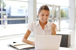 Vrouw die geniet van haar werk een daardoor minder last van haar migraine heeft.