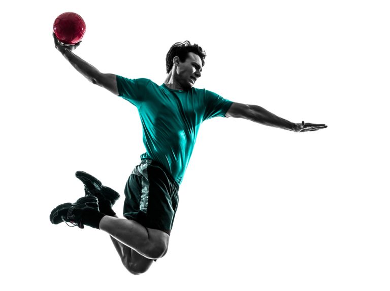 13-18-Exorotatiekracht en overbelasting van de schouder bij jonge handballers_193981397 Handballer doet een maximaal sprongshot.