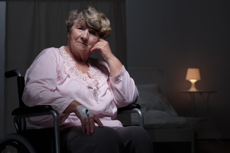 13-20-Fysiotherapie aan huis kan opname in een verpleeghuis na een acute ziekenhuisopname voorkomen _319248527 Sombere oudere vrouw in verpleeghuis die liever in haar eigen huis was.