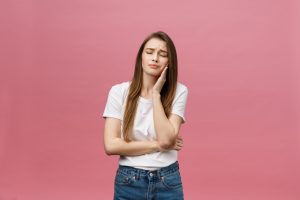 Vrouw met kaakpijn die niet weet hoe ze hiermee om moet gaan