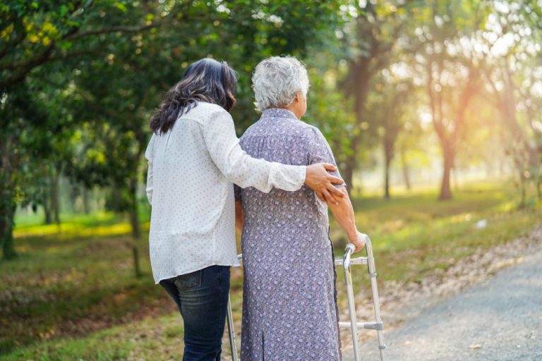 13-22-Familieparticipatie bij fysiotherapie haalbaar en erg zinvol_1419686006 Kleindochter oefent lopen met haar oma.