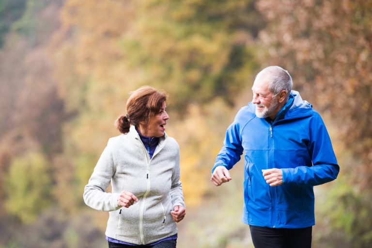 13-22-Nooit te oud om te beginnen met matig tot intensief bewegen_534576199 Fitte ouderen gezellig aan het joggen in de natuur.