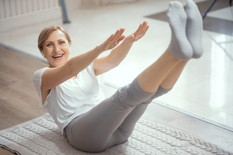 13-22-Pilates verbetert slaapkwaliteit en stemming bij vrouwen na de overgang_1363969829 Vrouw doet na goede nachtrust pilates oefeningen.