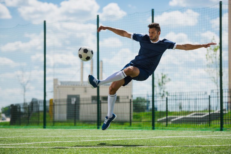 13-22-Voorspellen van ‘time to return to play’ na hamstringblessures_675867952 Voetballer weer terug in het veld na hamstringsblessure.