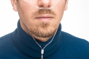 COPD patiënt met zuurstof via neusbril.