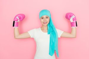 Patiënte doet bokstraining tegen de vermoeidheid na kanker.
